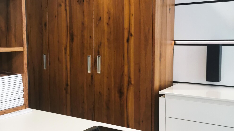 Musterküche aus 4 Elementen - Hochschränke mit Pocketdoors